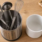 Porte ustensiles cuisine inox avec fentes de drainage et base antidérapante