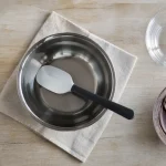 Ustensiles de cuisine maryse en silicone, vue zénithale sur table