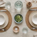 Art table : vaisselle, linge et verrerie, table dressée deux personnes