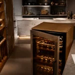 Cave à vin en bois, meuble chaleureux avec bouteilles et clayettes