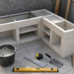 Cuisine d'extérieur fait maison en béton cellulaire avec plan de travail 85 cm et finitions hydrofuges