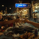 jalan alor food street kuala lumpur : marché nocturne et brochettes fumantes