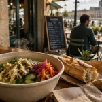 Gustave Creative Street Food à Bordeaux : bol fumant et terrasse
